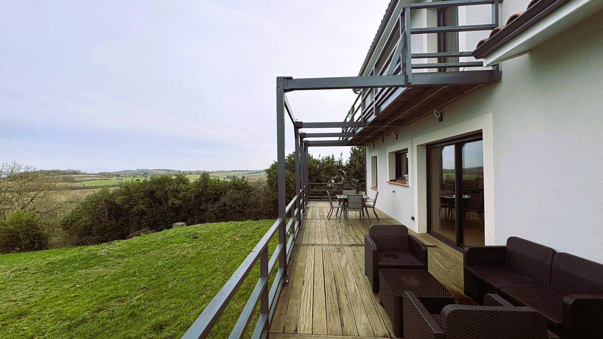 Terrasse Cumaru sur pilotis : l’ingénierie au service de l’esthétique